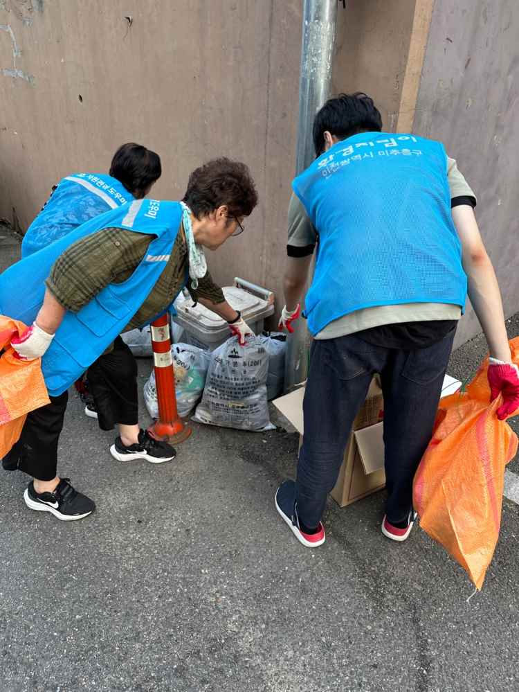 그림입니다.

원본 그림의 이름: CLP00000bd00002.bmp

원본 그림의 크기: 가로 1080pixel, 세로 1440pixel