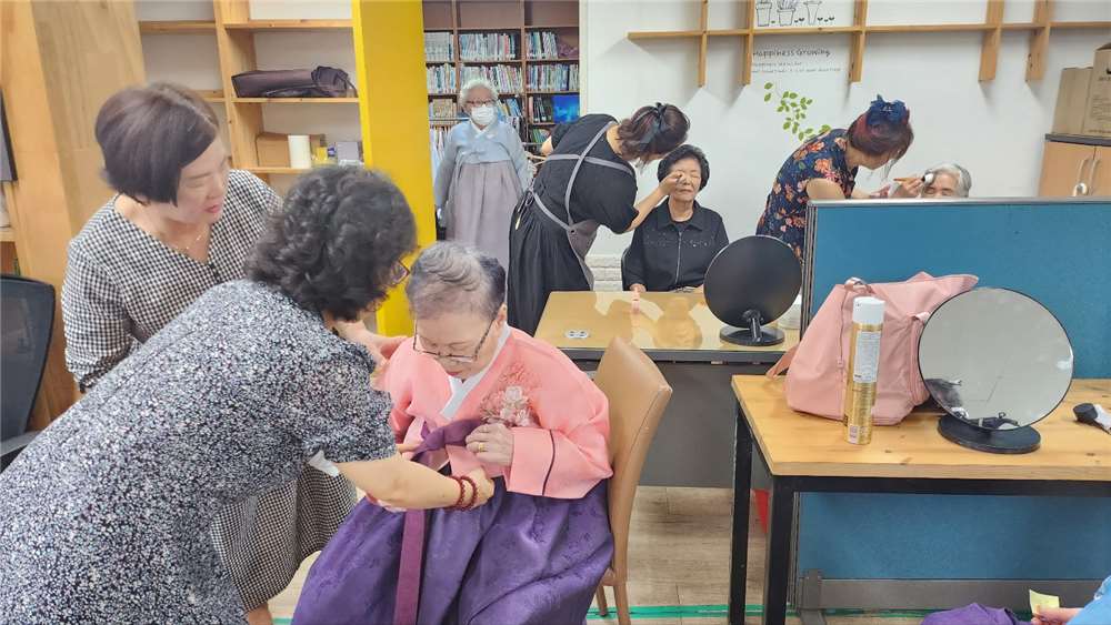 그림입니다.

원본 그림의 이름: IMG_6173.jpeg

원본 그림의 크기: 가로 1600pixel, 세로 901pixel

색 대표 : sRGB

EXIF 버전 : 0221