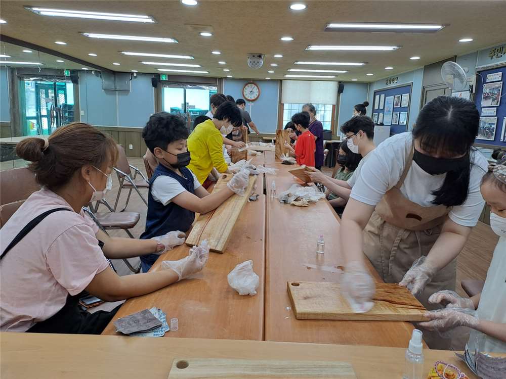 그림입니다.

원본 그림의 이름: IMG_7204.jpeg

원본 그림의 크기: 가로 1400pixel, 세로 1050pixel

색 대표 : sRGB

EXIF 버전 : 0221